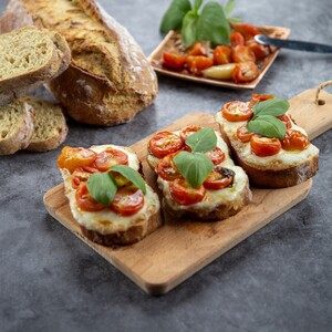 Cherry tomatoes & Mozzarella
