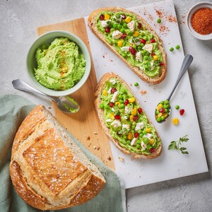 Tosta de humus con ralladura de limón,